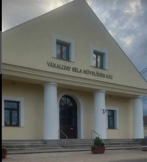 A Hévízgyörki Művelődési Ház és Könyvtár felújított homlokzata