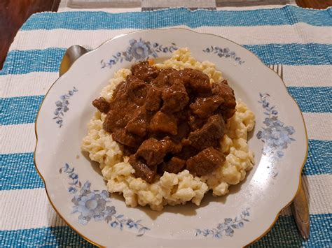vörösboros csülökragu tálalva