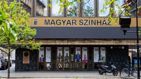 A Szegedi Szamos utcáról készült kép, melyen jellegzetes épületek és egy kis üzlet bejárata látható