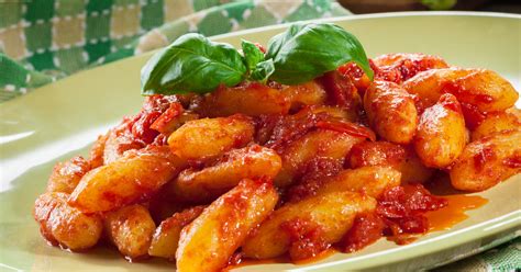 Gnocchi paradicsomszósszal és friss bazsalikommal