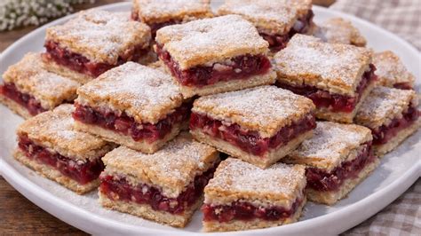 morzsás meggyes pite sütés közben