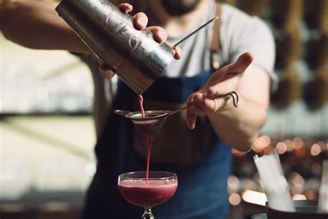Bartender shake and strain technikával