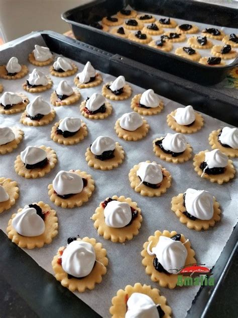 Meringue felvitele a linzer tésztára