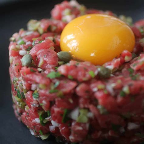 Francia Steak Tartare tálalása