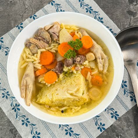 Hagyományos csirkehúsleves tálalva