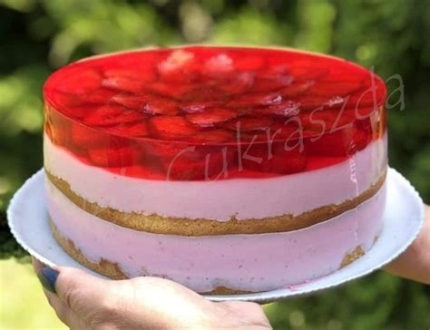 Epres joghurtos torta díszítve