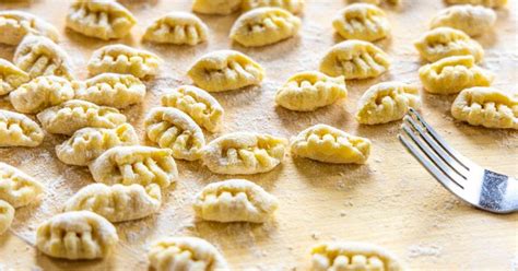 Gnocchi készítése - a tészta gyúrása