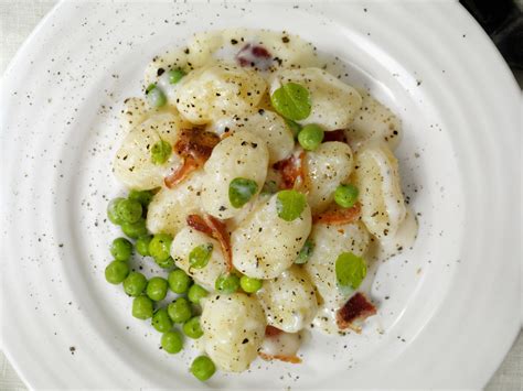Juhtúrós gnocchi tálalása ropogós baconnel
