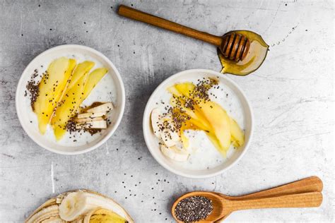 görög joghurt friss gyümölcsökkel és mézzel
