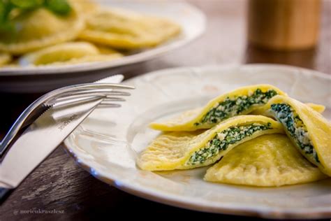 Spenótos-ricottás ravioli tányéron