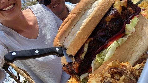Óriási, tálalásra kész hamburger a Jégkertben