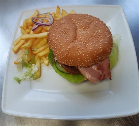 Sajtos-baconos hamburger csónakburgonyával