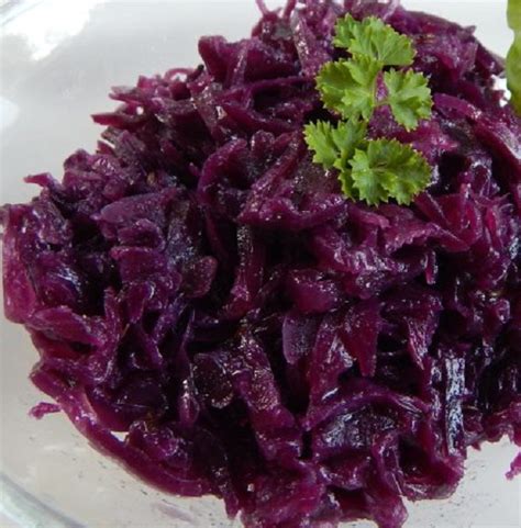Különböző köretek, mint sültburgonya és lilakáposzta
