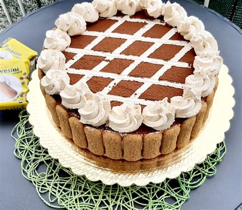 díszített tiramisu torta