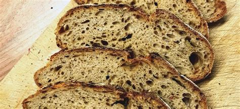 Szeletelt hagymás kenyér, amelyen jól látszódnak a pirított hagymadarabok és a sűrűbb bélzet