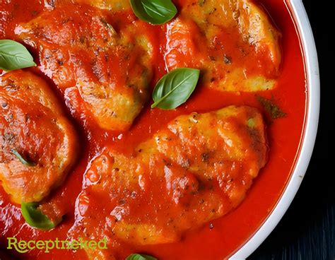 tálalásra kész fehérboros paradicsomos csirke bazsalikommal