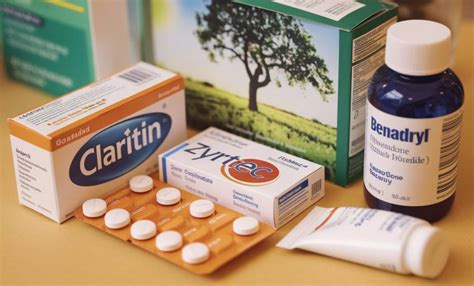 Illusztráció különböző allergia gyógyszerek formáiról: tabletták, orrspray-k, szemcseppek