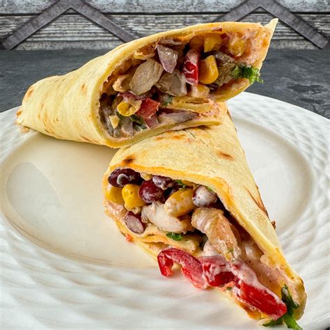 tálalási javaslat mexikói tortilla chipsekhez különböző színes mártogatósokkal