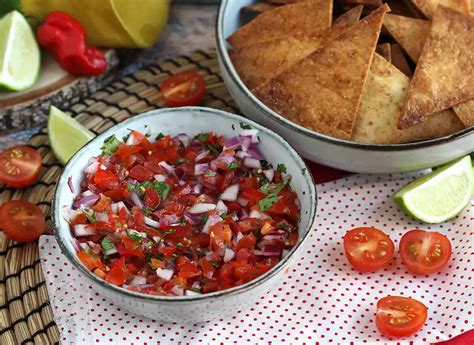 különböző mártogatósok tálalása egy nagy közös tálon, körülötte tortilla chipsekkel