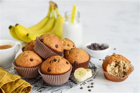 kész banános muffinok, tálalásra készen, dekorációval