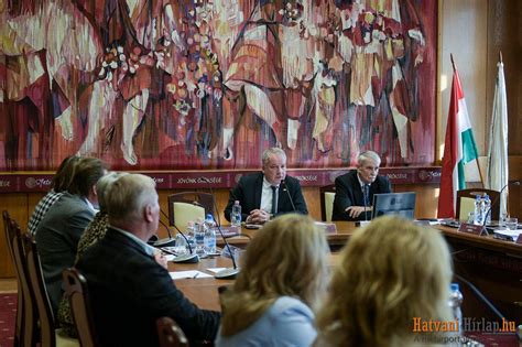 Közösségi életet ábrázoló fotók a megújult Barackos utcán