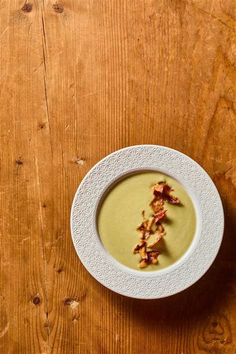 Ropogósra pirított bacon kockák serpenyőben