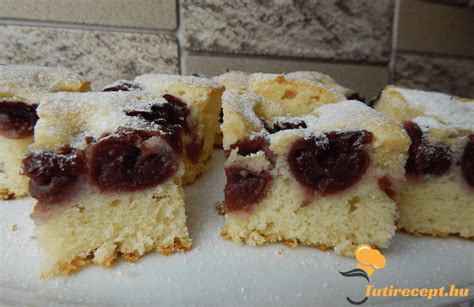 meggyel kirakott piskóta tészta