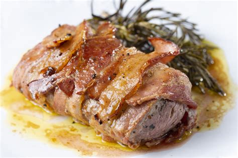 Baconbe tekert szűzpecsenye almaszeletekkel