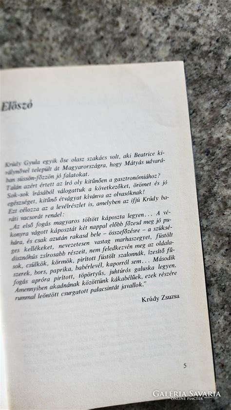 Kézzel írott jegyzetek és régi családi receptek egy szakácskönyv mellett