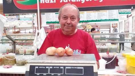 Alapréteg krumpliból és hagymából a tepsiben