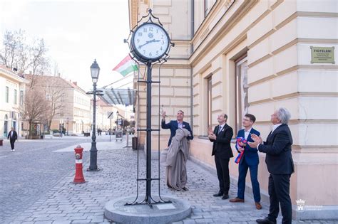 Óra, ami a várakozási időt mutatja