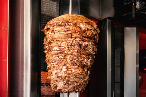 forgó nyárson sült hús (döner kebab vagy gyros)