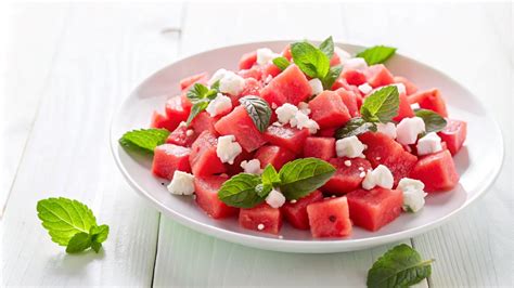 Görögdinnye-feta saláta mentalevéllel