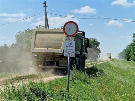 Pellet szállító teherautó és raklapos pellet