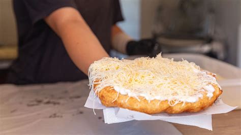 Lángos sütés forró olajban