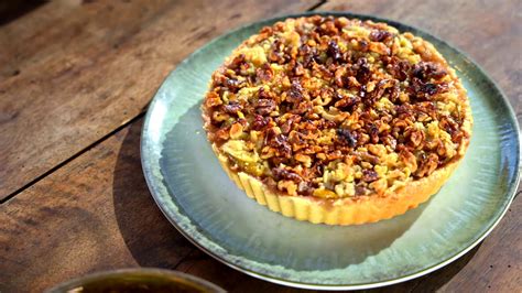 Diós-almás pite egy tortaformában