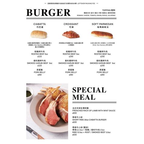 Gyermekek játékkonyhában fa burger készlettel