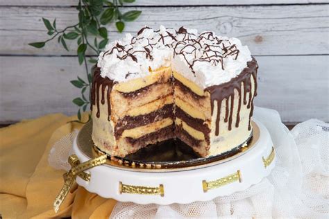 Somlói torta szelet tejszínhabbal