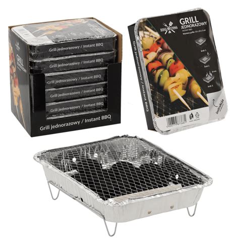 egyszer használatos grill beüzemelése egy tengerparti piknik során