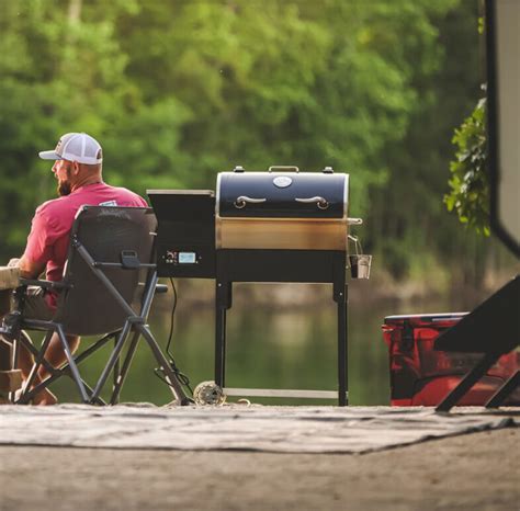 modern pellet grill digitális kijelzővel és füstölgő kéménnyel