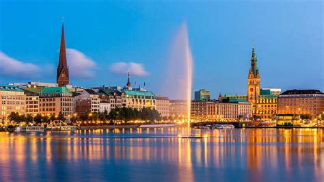 Hamburg látképe hajókkal és csatornákkal