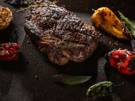 Sóval borított steak grillezés előtt