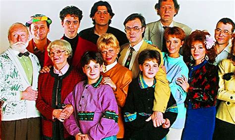 A Família Kft. szereplőinek közös fotója