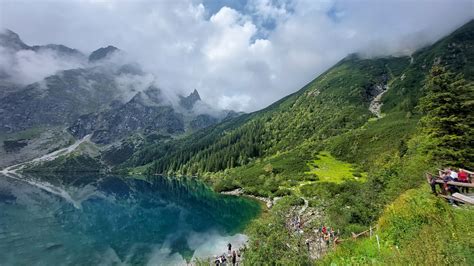 Schladming panorámája nyáron, hegyekkel és zöldellő völgyekkel