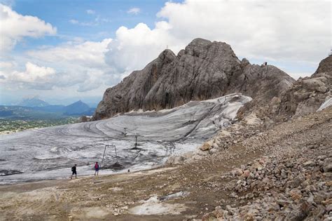 A Dachstein gleccser nyáron, jégszobrokkal