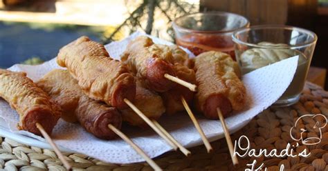 Pálcikás virsli (corn dog) különböző szószokkal