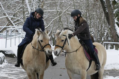 Pár ül egymással szemben, de mindketten másfelé néznek, a köztük lévő tér kiemelve