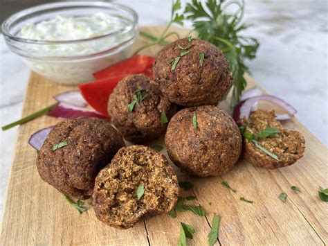 Séf falafel golyókat formáz vizes kézzel
