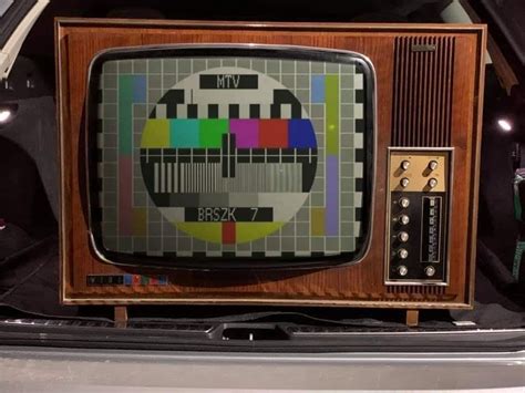 Régi televízió készülék egy nappaliban