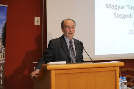 Ádám György akadémikus előadás közben